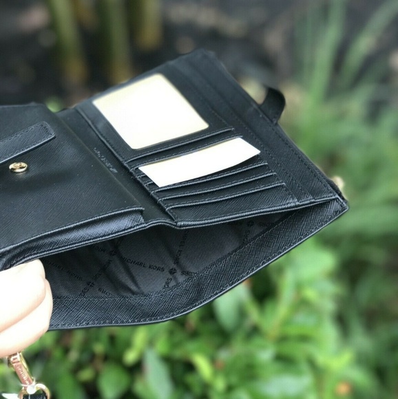 Michael Kors Jet Set Zip Wristlet Leather Wallet - Picture 3 of 5